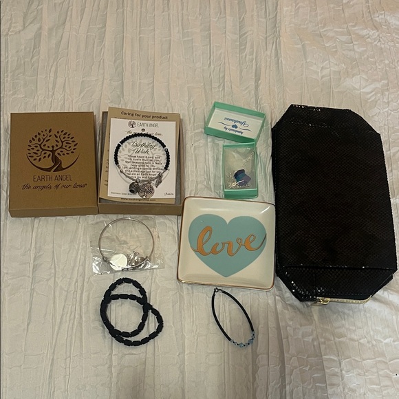 NWT jewelry bundle and makeup bag - Picture 1 of 4